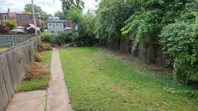 Building Photo - "Charming 3-Bedroom Retreat in the Heart o...
