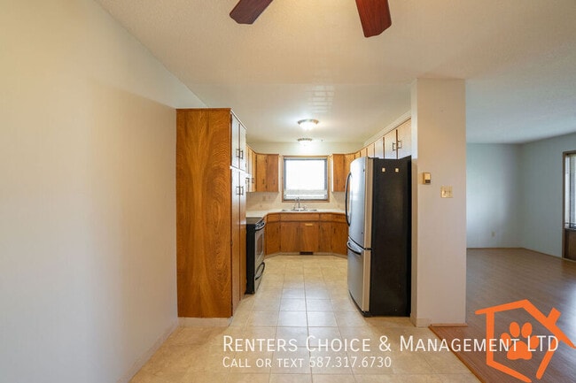 Building Photo - Pet Friendly Townhouse In Claresholm Close To Amenities