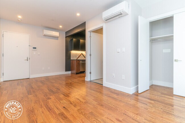 Building Photo - 418 Suydam St