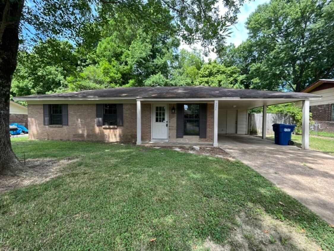 Foto principal - Renovated 3 Bedroom 1 Bath Home for Rent!