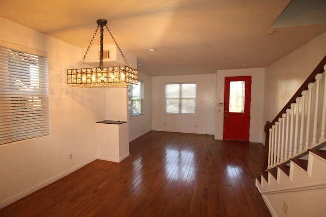 Building Photo - Spacious Move-In Ready Oakview Home