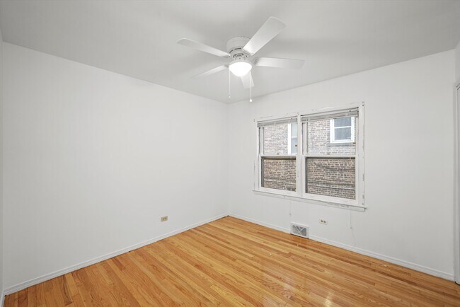 Building Photo - 6158 N Hoyne Ave