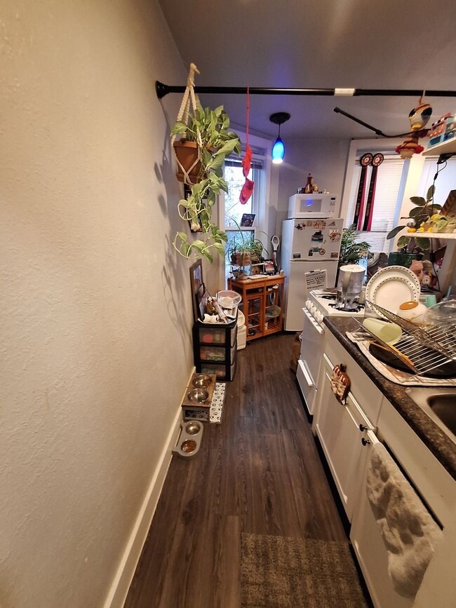 Building Photo - Studio Apartment Open May - Convenient location with extra storage!