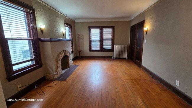 Building Photo - 145 W Diamond Lake Rd