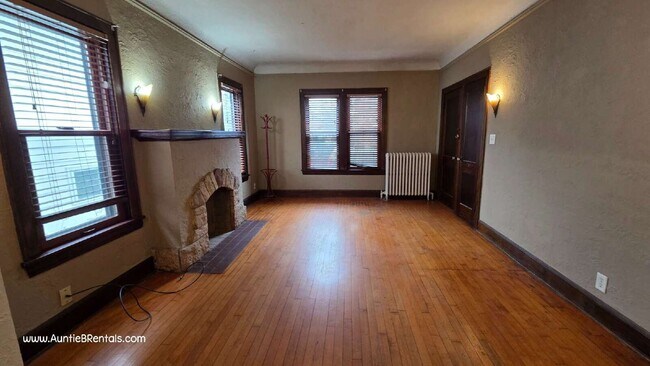 Foto del edificio - 145 W Diamond Lake Rd