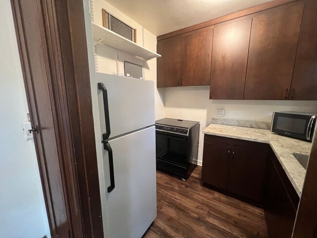 Building Photo - Charming Capitol Hill Vintage Condo with O...