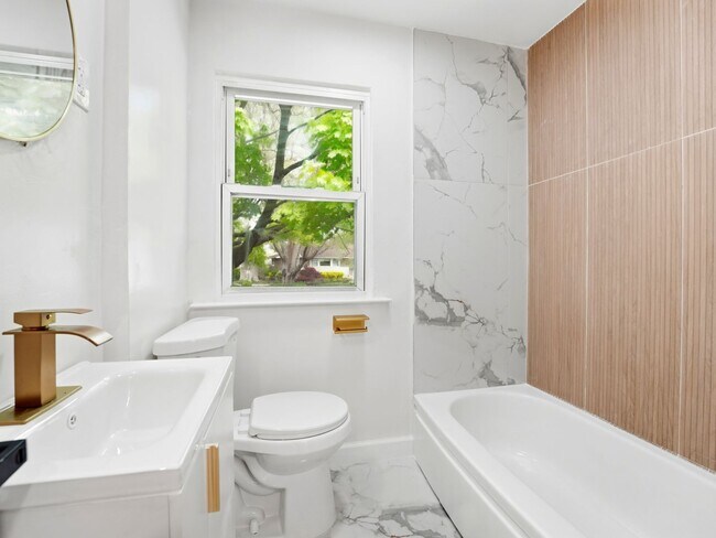 Foto del edificio - Fully Renovated Rental with Designer Kitchen, Modern Bath & Bonus Spaces – Stratford, NJ