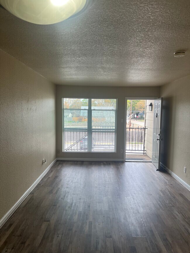 Building Photo - 8100 Creekbend Dr