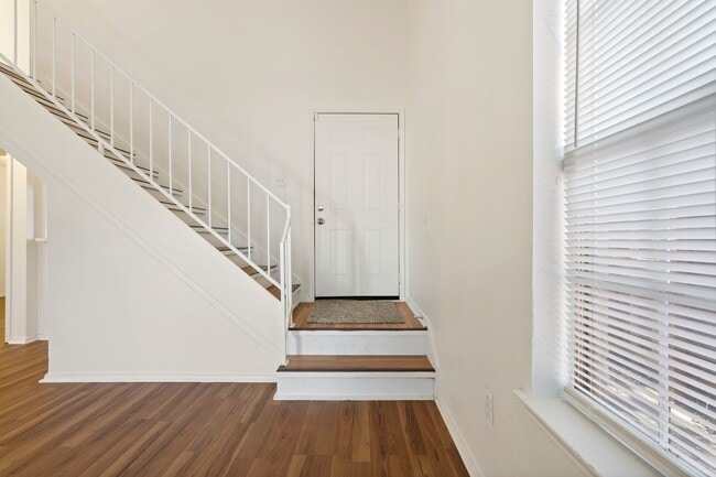 Building Photo - Adorable 2-2 in Arlington