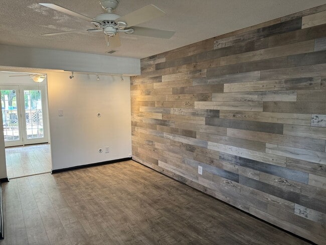 Building Photo - LYNBROOK LANDING - Three Bedroom Townhome ...