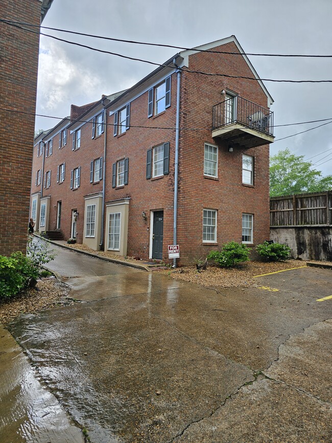Foto del edificio - 613 University Dr