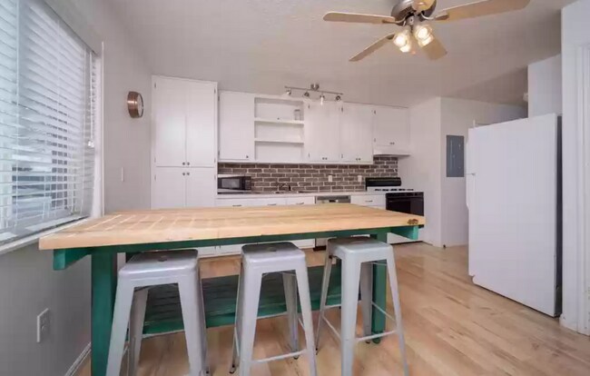 Foto del edificio - 2 bed 1.5 bath unit in the Meadows-$100 of...
