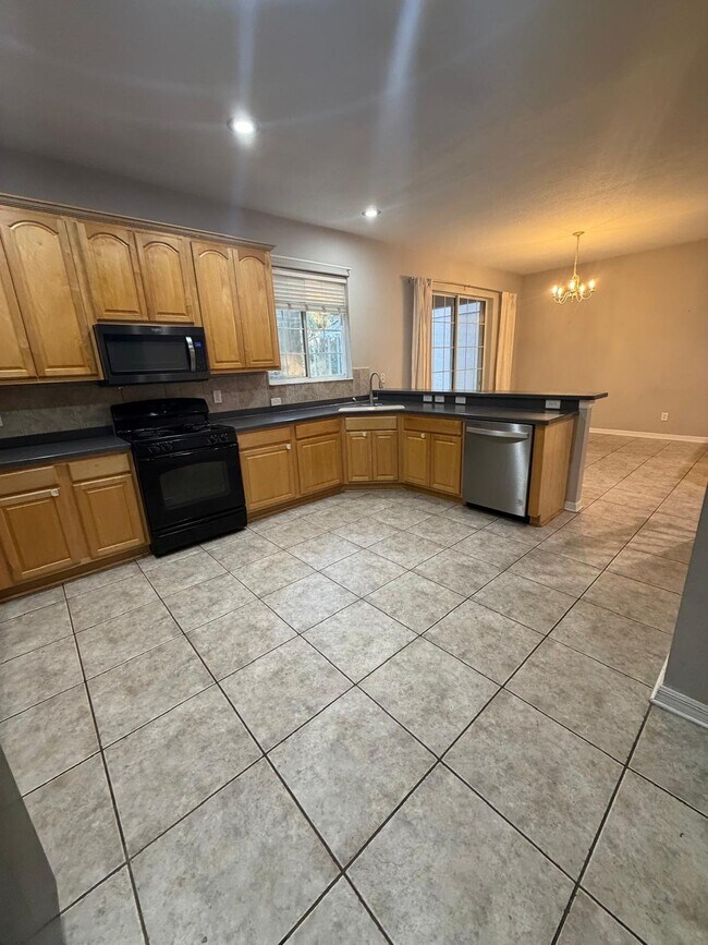 Building Photo - 2405 Silvermoss Dr