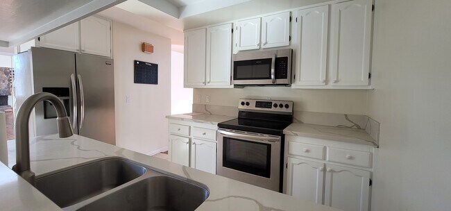 Building Photo - 2306 Harriman Ln