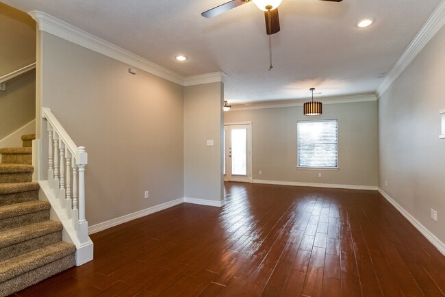 Building Photo - 612 Spruce Dr