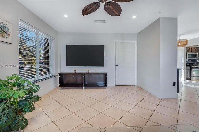 Foto del edificio - 1600 N 28th Ct