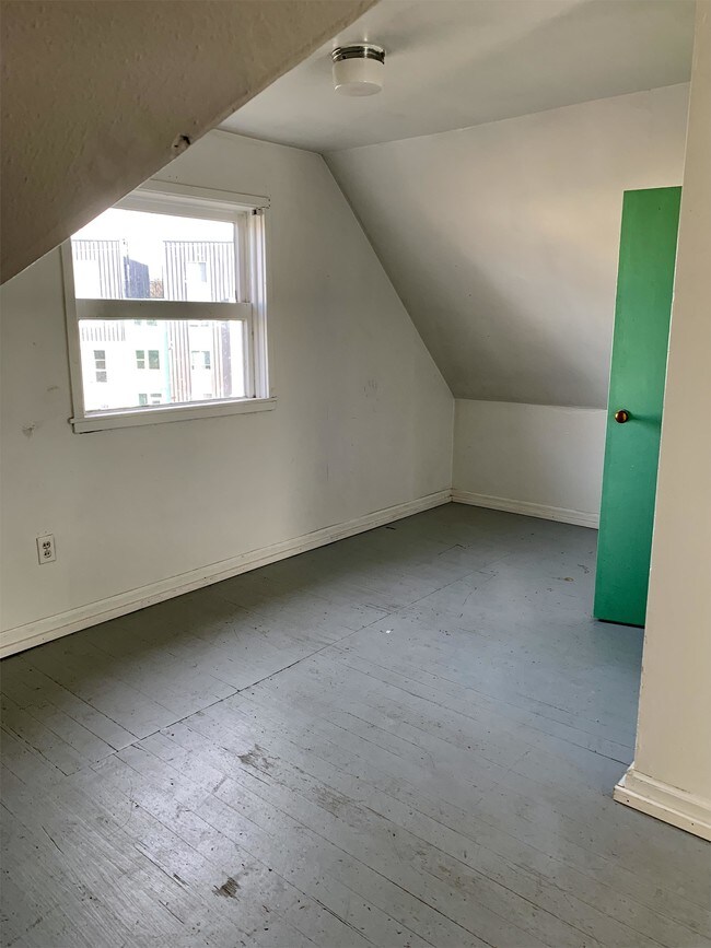 Building Photo - 212 E Henley St