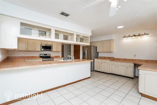 Building Photo - 6214 Iroquois Ct