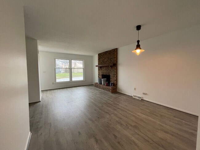 Foto del edificio - {12901} Spacious Townhome with a 1 car garage & full basement