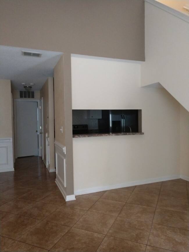 Foto del edificio - Beautiful 3 Bed 2 Bath Townhouse Close to ...
