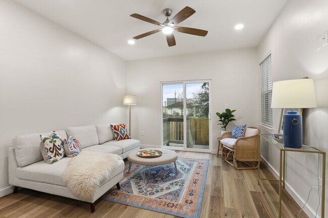 Foto del edificio - 2BD/2.5BA Townhouse w/ Private Fenced in Backyard, Covered Off Street Parking!
