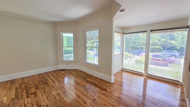 Foto del edificio - Historic 1898 Two Story 3 Bed 2 Bath House Available Now!