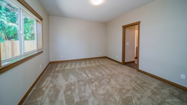 Building Photo - Custom & upgraded 3 bed 2 bath rambler w/ 1 car garage!