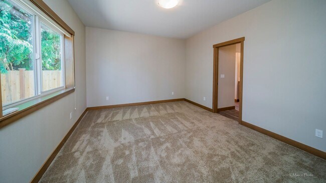Foto del edificio - Custom & upgraded 3 bed 2 bath rambler w/ 1 car garage!