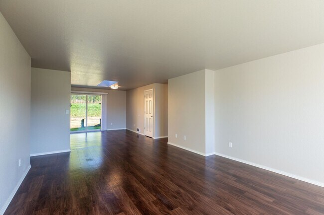 Foto del edificio - Recently updated 3 bdrm, 2 bath. Attached garage. Wrap around fencedyard. Private upstairs bedroo...