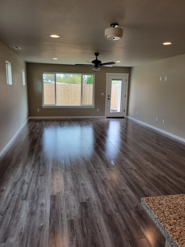 Building Photo - 145 Cottonwood Dr