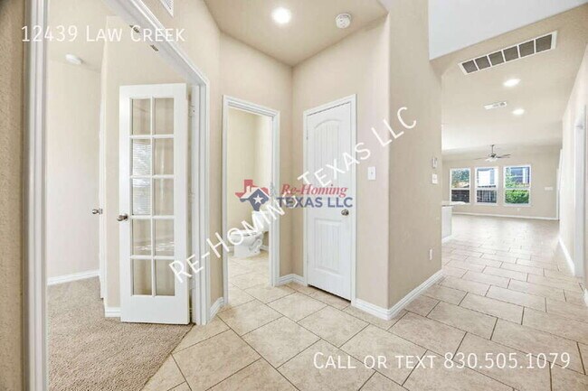 Foto del edificio - 12439 Law Creek