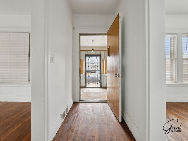Building Photo - 4 Bedroom $1550