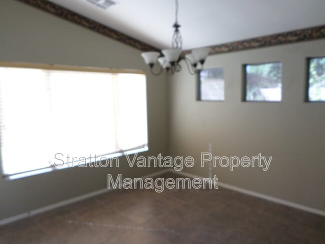 Building Photo - 1123 E Devon Dr