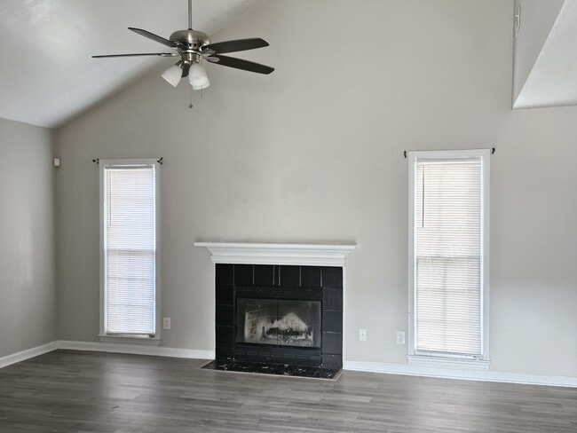 Building Photo - Updated 3BR/2BA