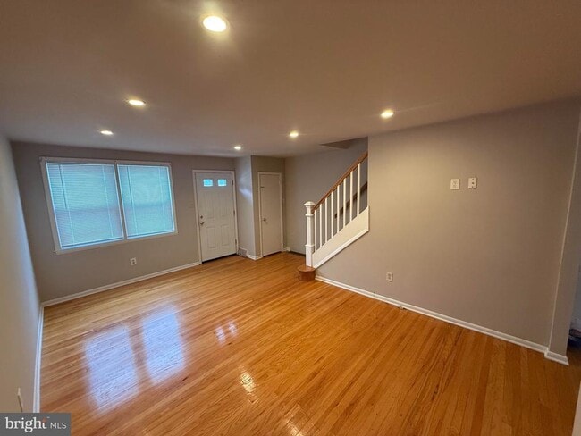 Building Photo - 320 Ripka St