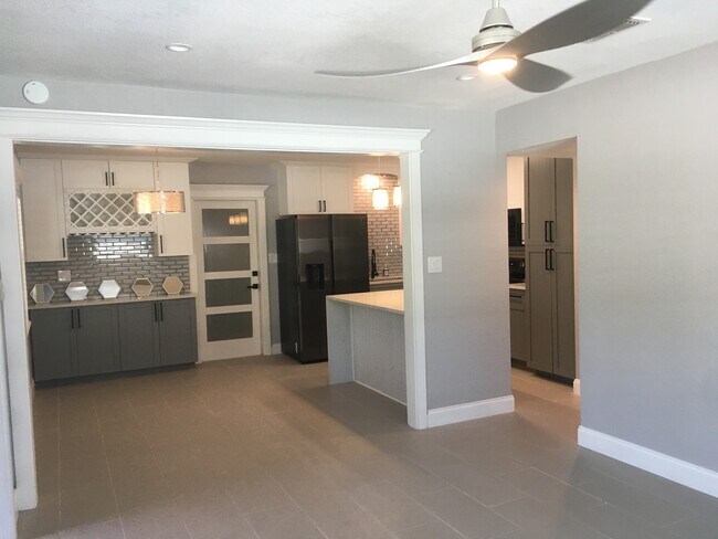 ¡Amplio! Encimera de cuarzo - 658 64th Ave S