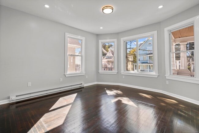 Building Photo - 228 Cooke St