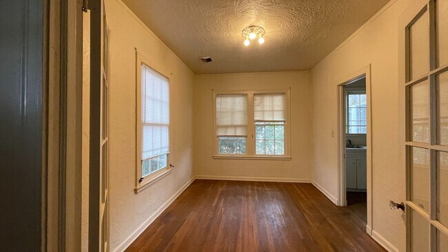 Building Photo - Gorgeous Vintage 4 bedroom home!