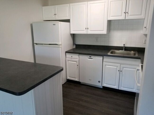 Foto del edificio - 360 Potomac Dr