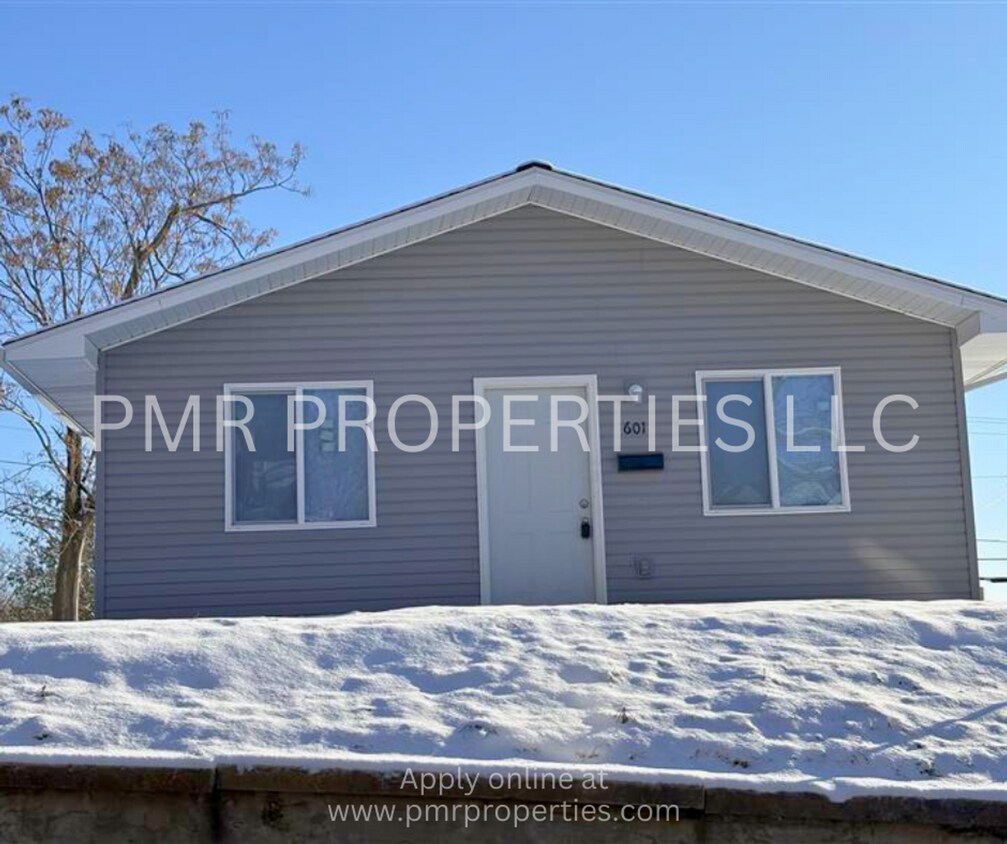 Foto principal - 3 Bedrooms/2 Bathroom House