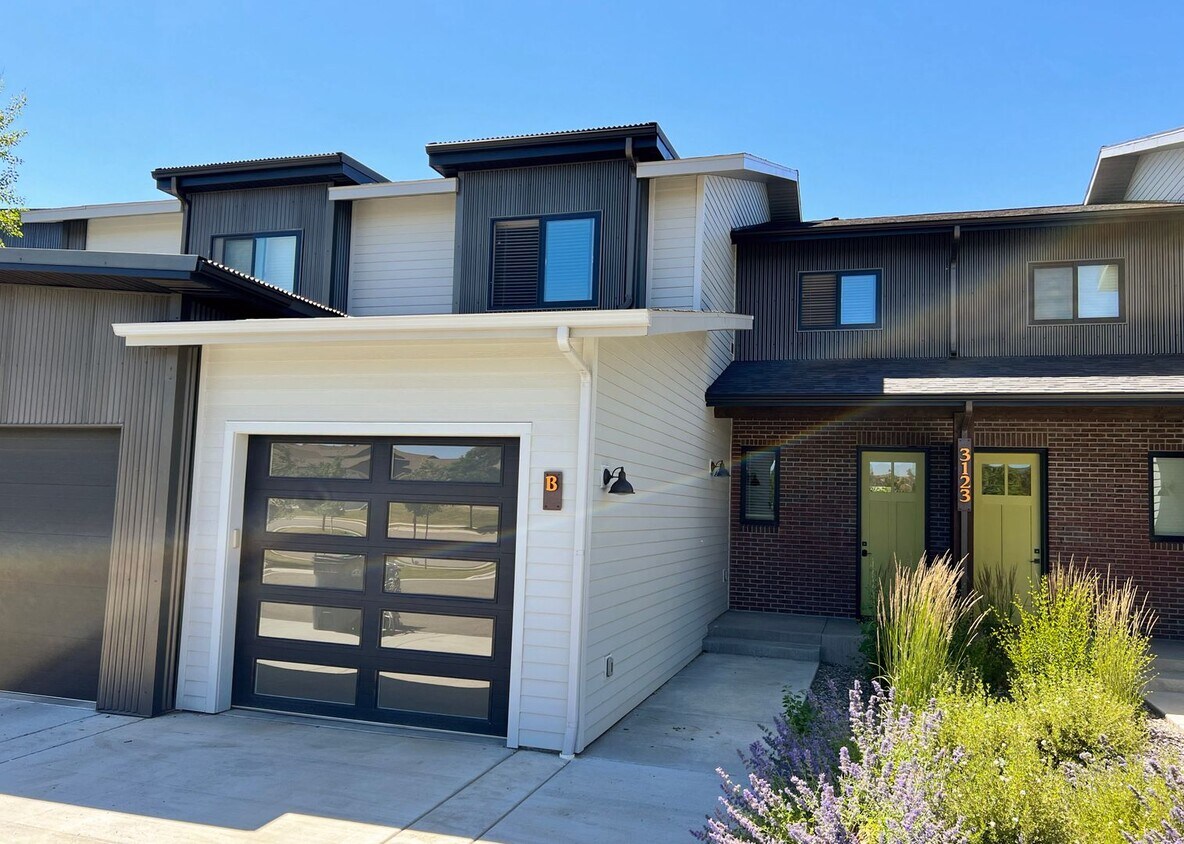 Primary Photo - 3123 Warbler Way
