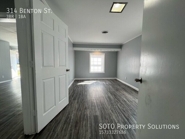 Building Photo - 3BD/1BA Freshly Painted House with Vinyl F...