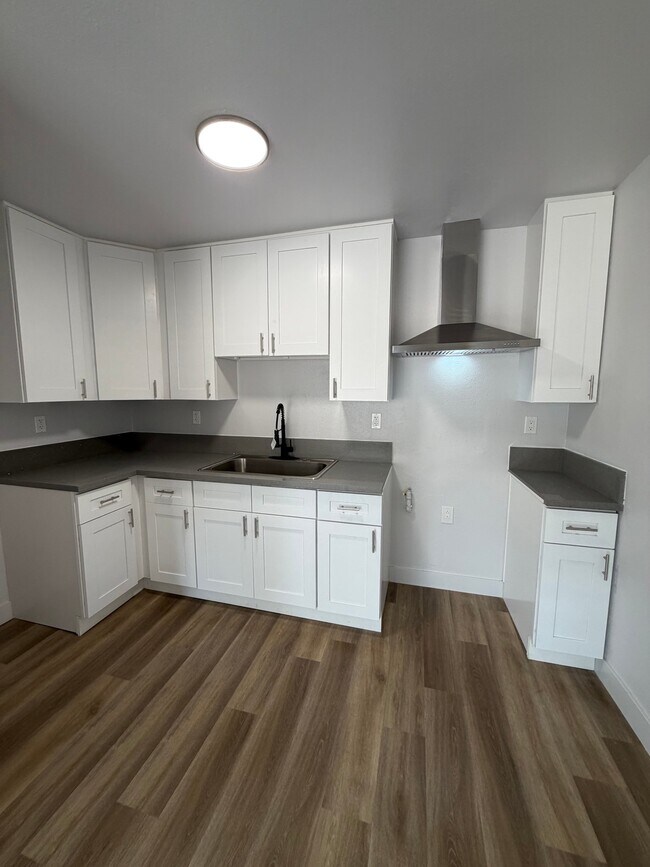 Building Photo - 1207 W 39th Pl