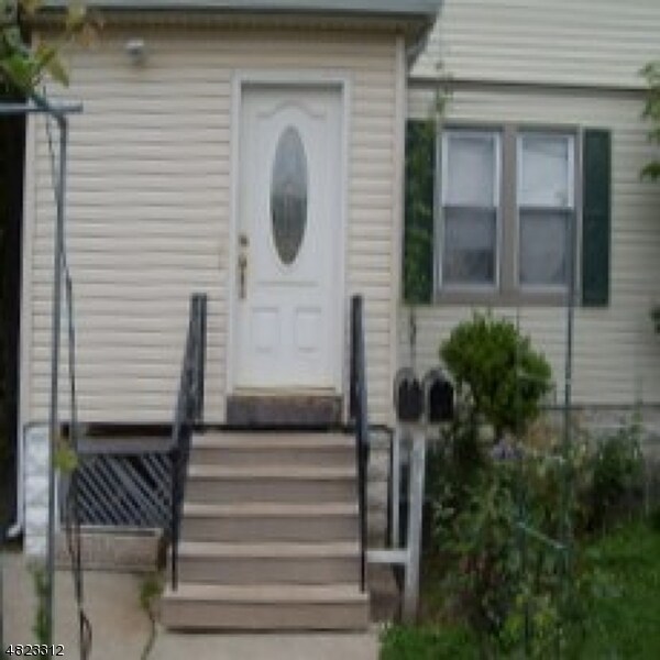 Building Photo - 16 Farley Pl