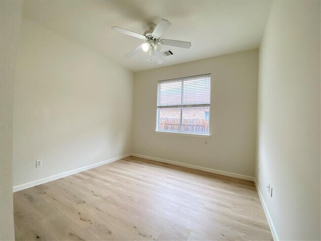 Building Photo - 130 Retama Dr