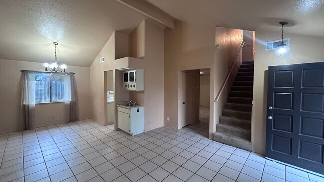 Foto del edificio - 560 Clover Dr