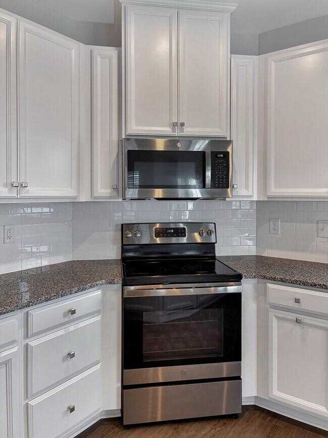 Foto del edificio - New and Modern Three Bedroom in Bon Air