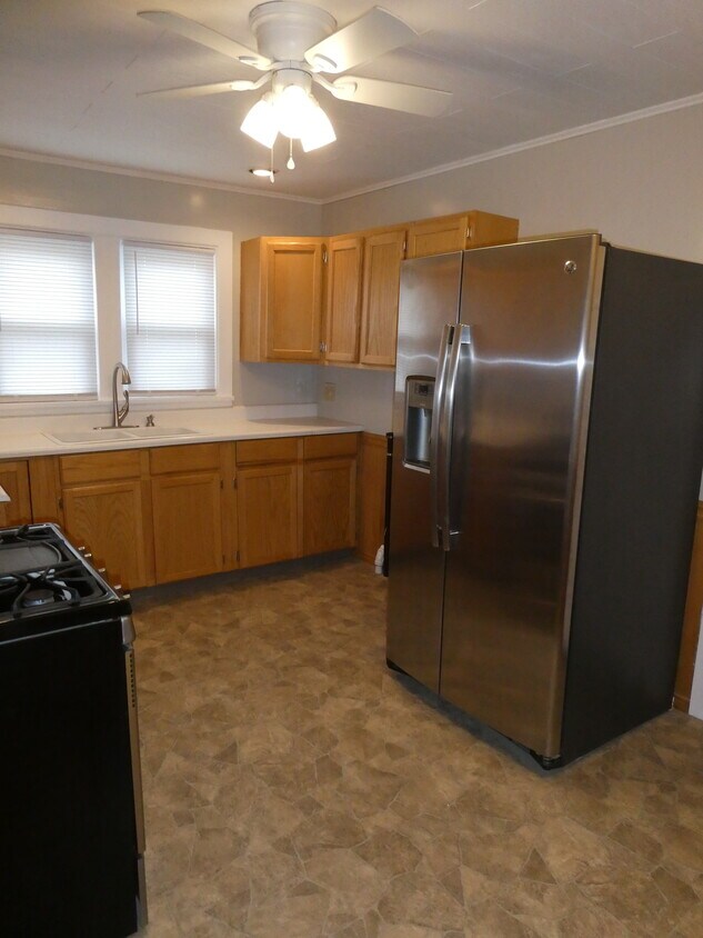 Updated kitchen w/stainless appliances - 314 Saratoga St
