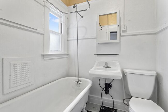 Building Photo - 1 Bedroom close to SW! Pets Ok! Walking distance to Providence Park!