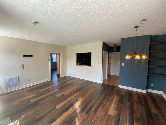 Building Photo - Spacious 2 bedroom/1 bath 2nd floor Condo ...